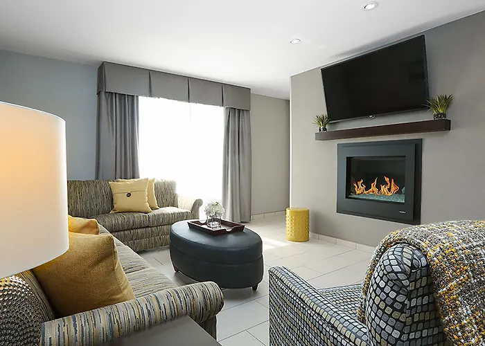 And East By Ihg Peoria