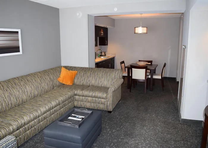 And East By Ihg Hotel Peoria