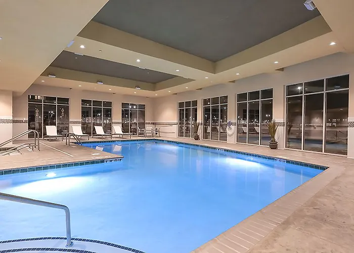 And East By Ihg Hotel Peoria